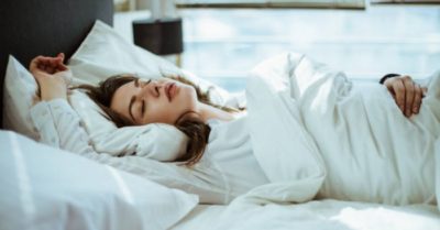 3 tư thế ngủ khiến đau lưng, hại cột sống