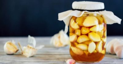 13 tác dụng tuyệt vời của tỏi ngâm mật ong với sức khỏe và làn da