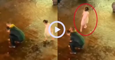 Video: Bé gái vui đùa bên sân ngập nước sau cơn mưa lớn