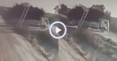 Video: Bác tài di chuyển cổng chào đi chỗ khác