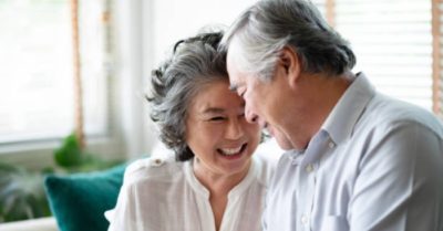 Bí quyết 30 năm hôn nhân hạnh phúc của mẹ gói gọn trong chuyện lồng chăn gối