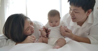 Sau khi vợ sinh con, đàn ông làm được 4 điều này chứng tỏ đó là người chồng tốt