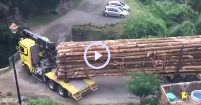Video: Tài xế container lái xe qua cầu hẹp