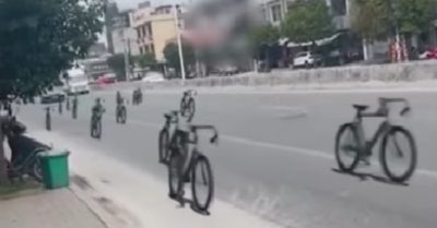 Video: Hàng chục xe đạp không người lái lao vun vút trên đường phố