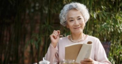 Nghiên cứu: Chúng ta hạnh phúc hơn khi già đi
