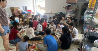Nghĩa tình phố núi: Đôi vợ chồng nấu gần 100 suất cơm miễn phí cho sĩ tử thi vào lớp 10