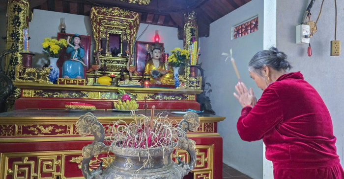Thờ rắn ven sông