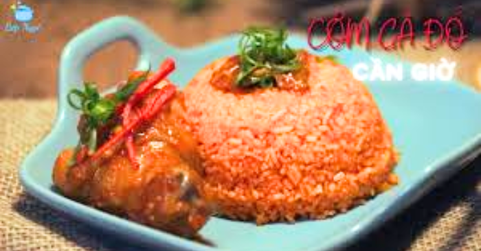 Cơm đỏ gà luộc – biểu tượng văn hóa, tín ngưỡng Việt.