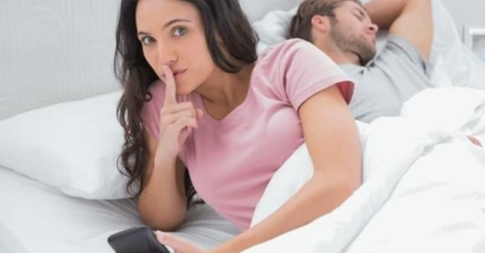 Phụ nữ có nên xem điện thoại của chồng