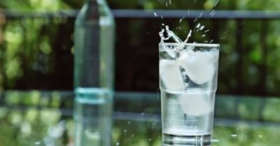 Uống quá nhiều nước đá lạnh có thể gây tổn hại cho cơ thể