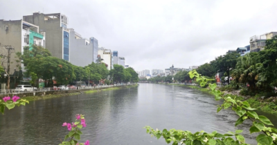 Sông Tô Lịch trong xanh sau mưa lớn khiến nhiều người ngỡ ngàng