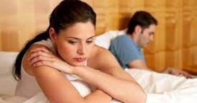 Nằm cạnh tôi  chồng vẫn ôm điện thoại chờ người tình