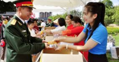 Người dân tiếp sức diễu binh bằng bữa ăn miễn phí