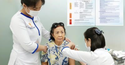 Việt kiều tặng vaccine làm quà khi về nước