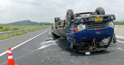 Nổ lốp trên cao tốc, xe tải lật chắn ngang đường ở Đồng Nai