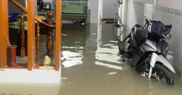 Nước lũ chảy xiết làm tê liệt giao thông Đồng Nai