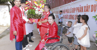Chuyện tình đẹp như cổ tích của cô gái liệt cả 2 chân
