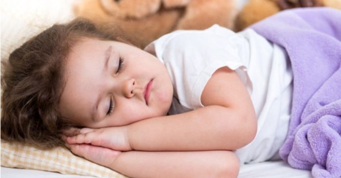Tại sao trẻ khóc rồi ngủ thiếp đi sau khi bị đánh ?
