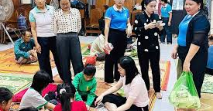 .Bà chủ khách sạn mở cửa đón người dân tránh bão