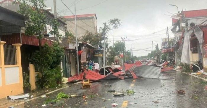 Dông lốc Hải Phòng gây thiệt hại nặng nề