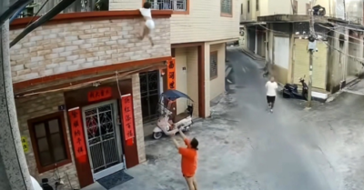 Người phụ nữ tay không đỡ bé trai rơi từ tầng 2