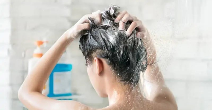 Gội đầu đúng cách cho tóc khỏe.