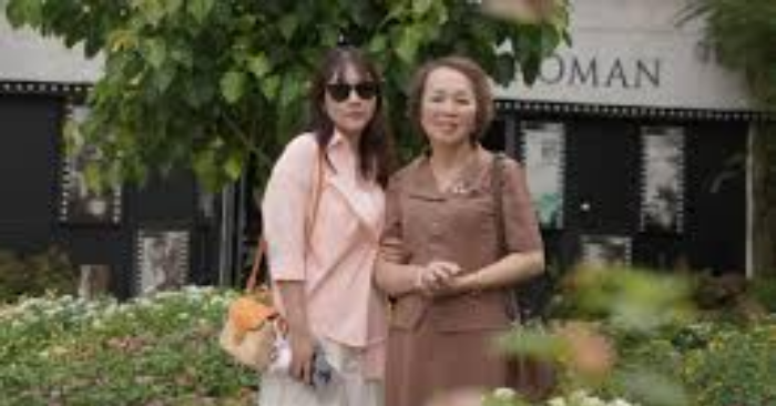 Con gái giúp mẹ tìm lại bạn thân mất liên lạc 50 năm, niềm vui vỡ òa