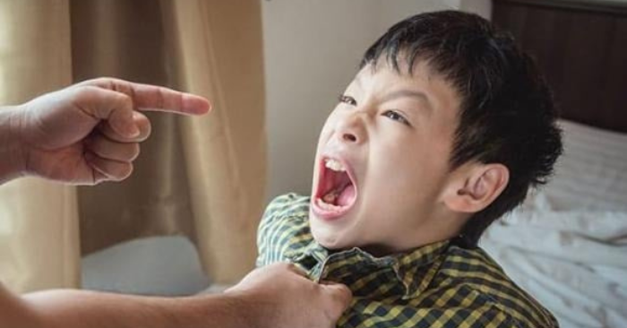 Con hỗn láo khiến cha mẹ bất lực