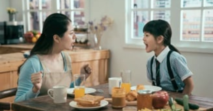 Con hỗn láo khiến cha mẹ bất lực