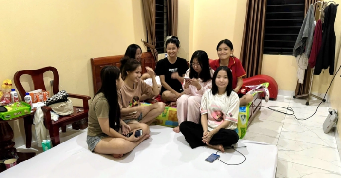 Người dân cưu mang nhau trong lũ