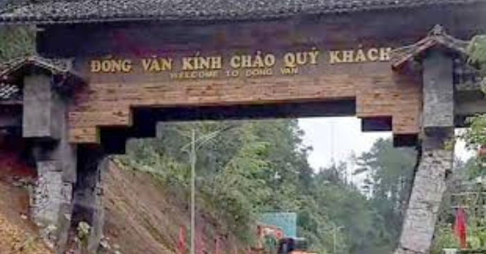 Cổng chào cao nguyên đá Đồng Văn sụp đổ trong khoảnh khắc chớp mắt