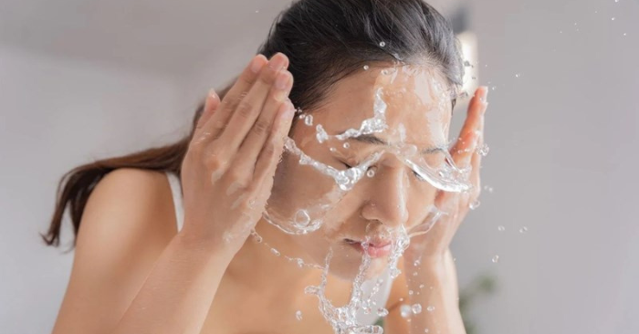 Rửa Mặt Buổi Sáng Có Cần Thiết