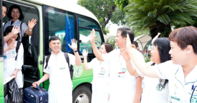 Bác sĩ Bạch Mai đến vùng lũ hỗ trợ khám bệnh cho người dân