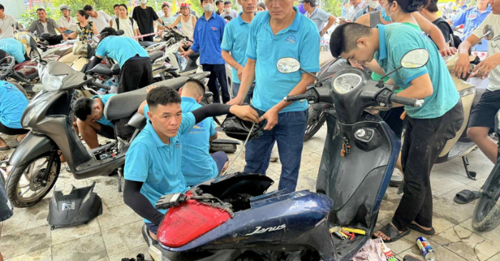 Thợ Thanh Hóa ra Thái Nguyên sửa xe giúp dân vùng lũ