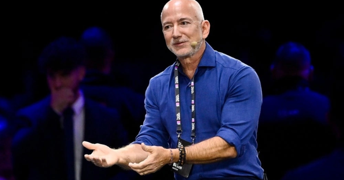 Tỷ phú Jeff Bezos khuyên Gen Z đừng bỏ học để khởi nghiệp
