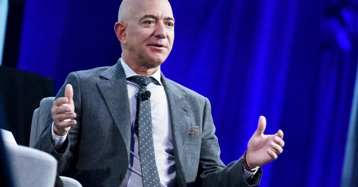 Tỷ phú Jeff Bezos khuyên Gen Z đừng bỏ học để khởi nghiệp