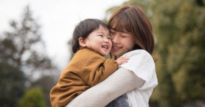 Trẻ thường được ôm khác biệt thế nào khi lớn lên ?