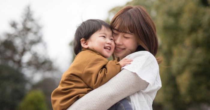 Trẻ thường được ôm khác biệt thế nào khi lớn lên