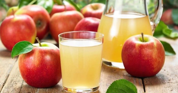 Uống nước ép táo buổi sáng giúp thải độc gan hiệu quả