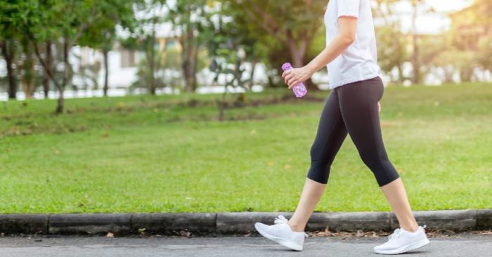 đi bộ vào buổi sáng và buổi tối