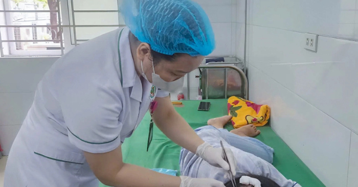Bé gái lớp 5 bị cha dượng bạo hành
