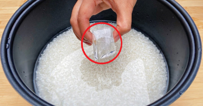 Bỏ đá viên vào nấu cơm, hạt dẻo ngon khó tin