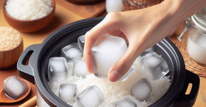Bỏ đá viên vào nấu cơm, hạt dẻo ngon khó tin