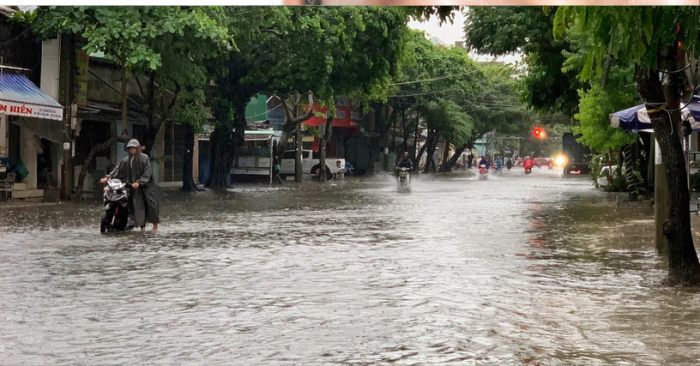 Mưa lớn gây ngập phố biển Tuy Hòa, nhiều tuyến đường tê liệt