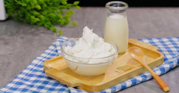 Sữa chua tách nước có ăn được không? Chuyên gia nói rõ sự thậtNhiều người tưởng sữa chua bị hỏng khi thấy tách nước, nhưng chuyên gia dinh dưỡng khẳng định đây là hiện tượng tự nhiên; vẫn có thể ăn được nếu bảo quản đúng cách.