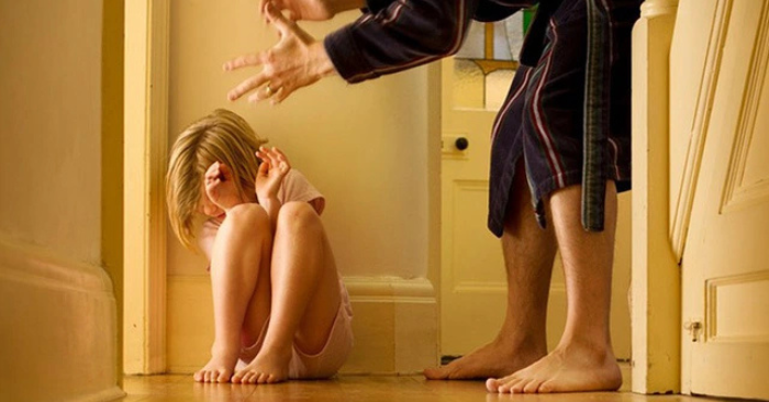6 dấu hiệu cha mẹ yêu con sai cách