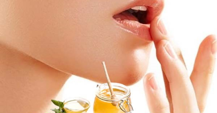 Cách trị môi khô nứt nẻ tại nhà hiệu quả mùa lạnhMẹo dưỡng ẩm, tẩy da chết và giữ môi căng mọng suốt mùa đông khô hanh, giúp đôi môi mềm mịn, quyến rũ hơn.Mẹo dưỡng ẩm, tẩy da chết và giữ môi căng mọng suốt mùa đông khô hanh, giúp đôi môi mềm mịn, quyến rũ hơn.