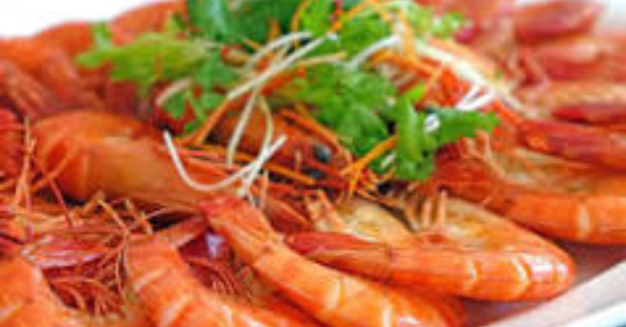 Mẹo luộc tôm đỏ au, ngọt thịt