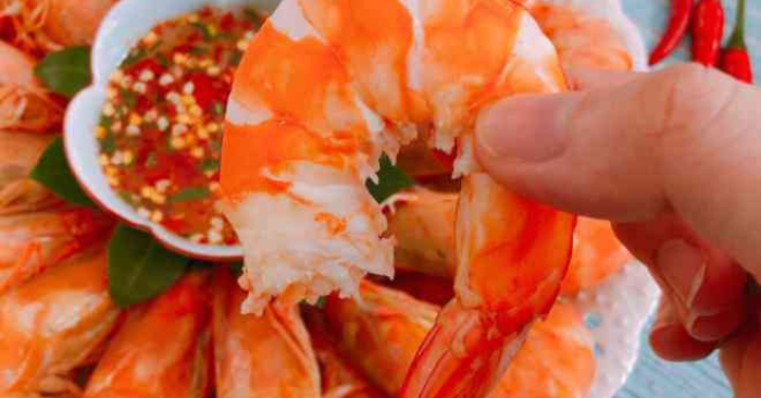 Mẹo luộc tôm đỏ au, ngọt thịt