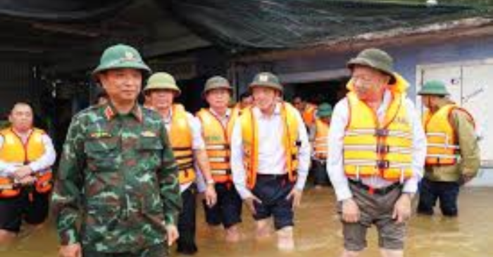 Tổng Bí thư Tô Lâm thăm Huế, tặng quà người dân vùng lũ